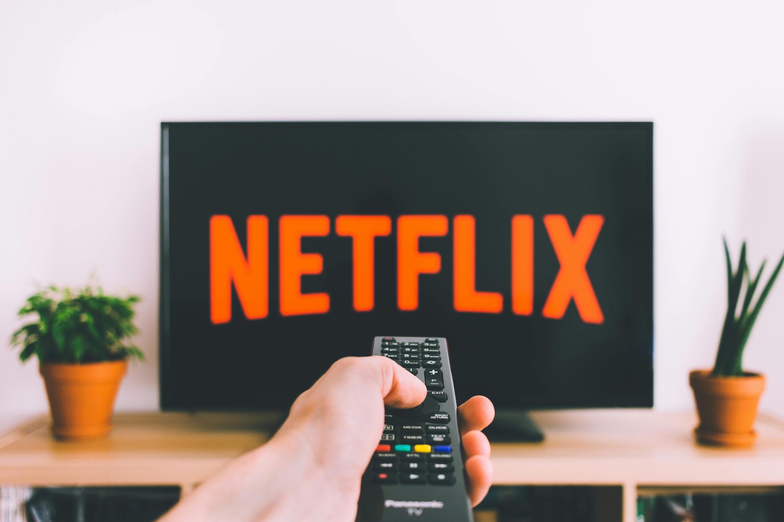 Visualización de datos y dashboard de Power BI analizando métricas de contenido y crecimiento de Netflix.