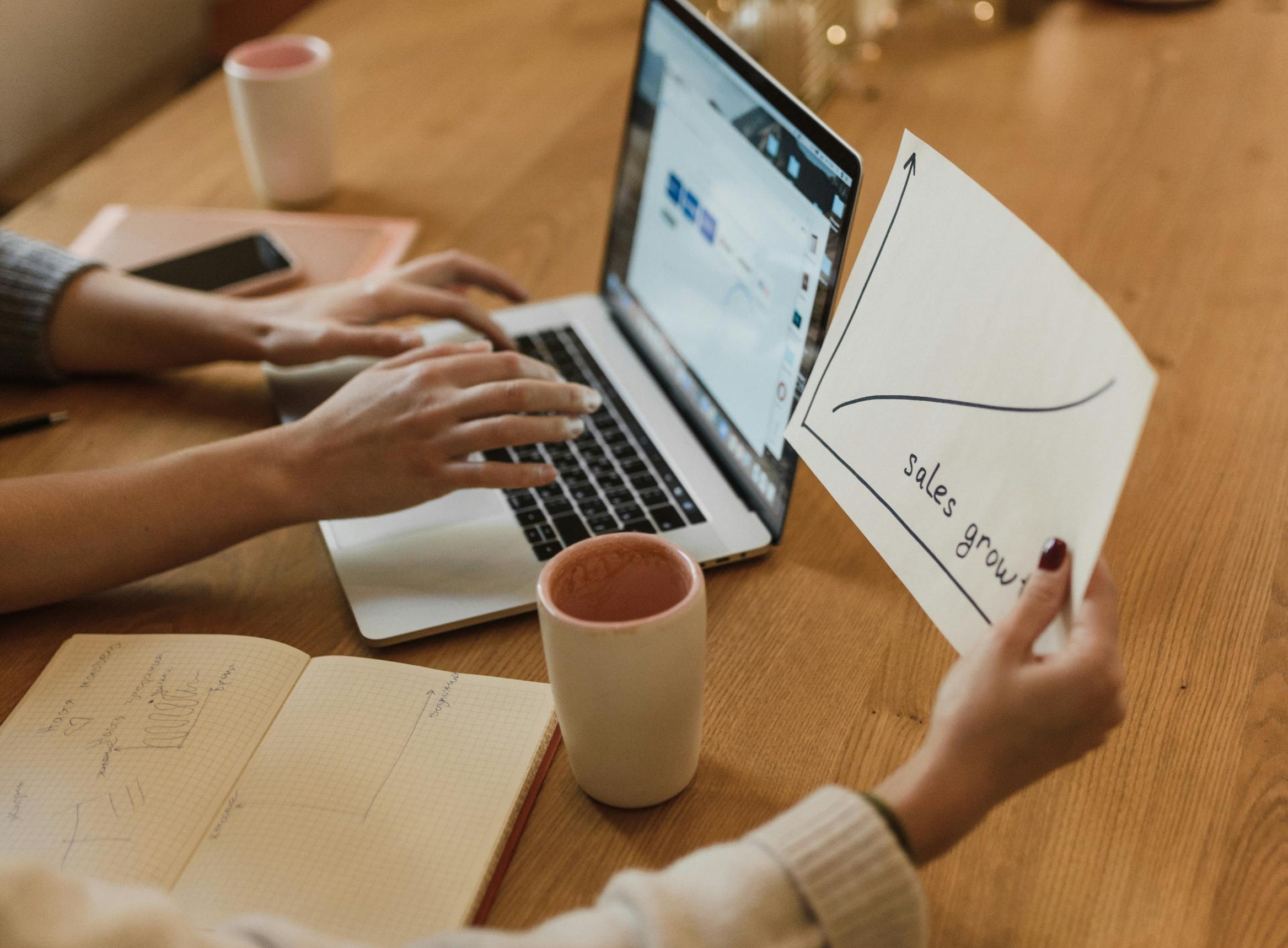 Emprendedor analizando la estrategia para escalar su negocio digital con enfoque en sistemas y rentabilidad.