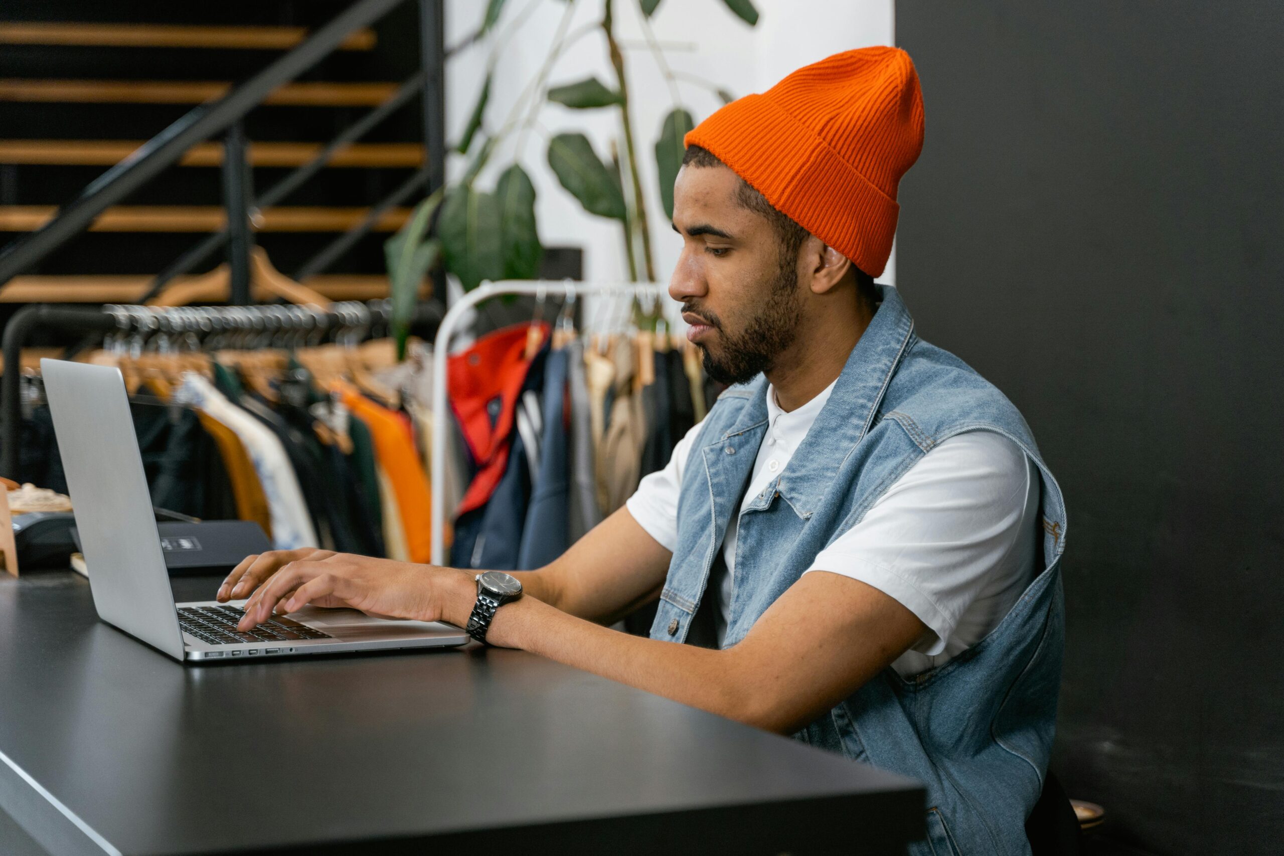 Dueño de pequeña empresa revisando su estrategia de marketing digital en una laptop con métricas de GA4